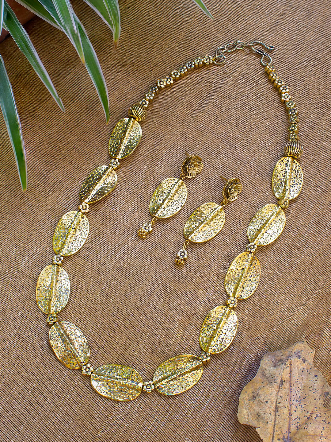 Handcrafted Gold metal oval shape necklace set
