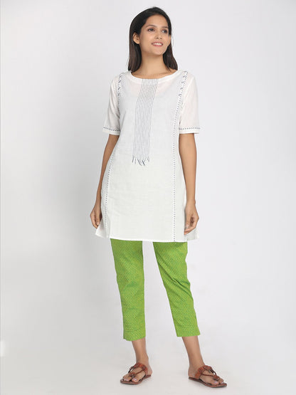 Nakshi 100% Cotton Green Self Designed Cropped Pant